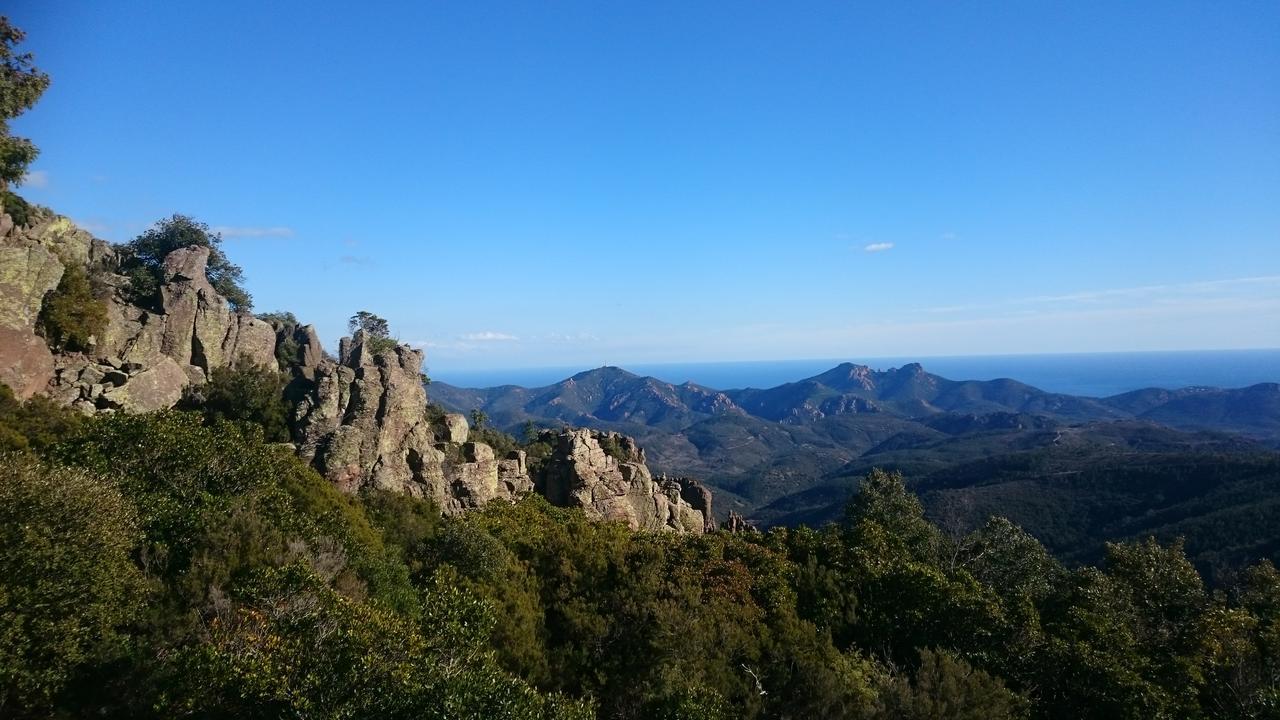 Hotel L'Estirado Des Adrets Les Adrets-de-l'Estérel Esterno foto